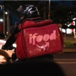 Relação entre iFood e entregadora que emprega motoboy é de terceirização